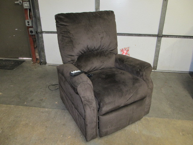 lot 52 image: Perfectly Working Lift Chair by Pride