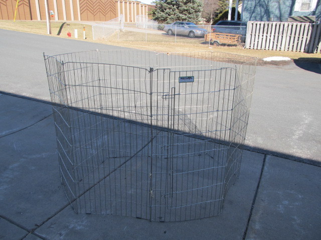 lot 92 image: Collapsible Metal Dog Kennel