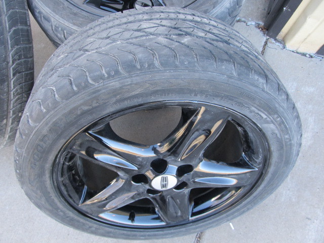 lot 89 image: NICE Condition Lincoln Tires