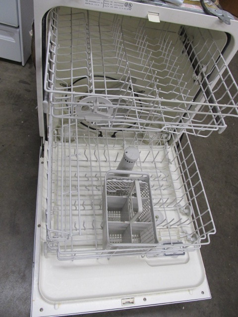 lot 61 image: Maytag Dishwasher