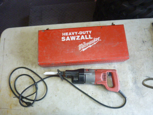 lot 8 image: Milwaukee Heavy Duty Sawzall