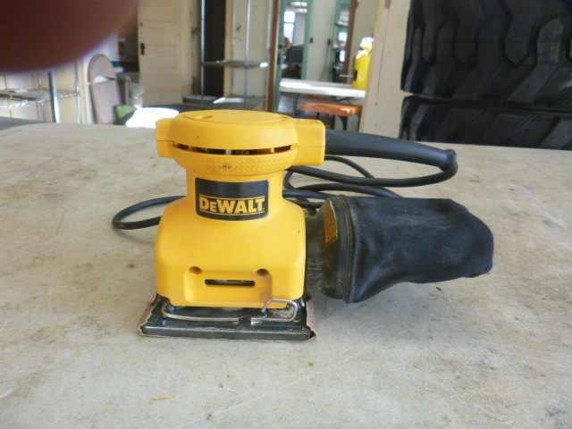 lot 14 image: DeWalt Palm Grip Sander