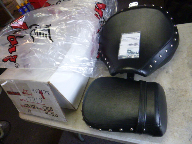 lot 27 image: Mustang Suzuki Volusia 800 Motorcycle Seat