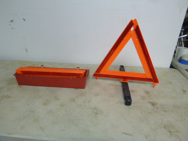 lot 63 image: Qrote Triangle Flare Kit