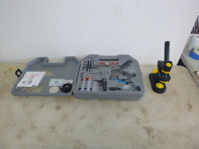 lot 76 image: National Geographic Microscope Set
