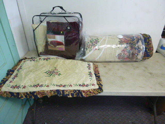 lot 78 image: Comforter Set