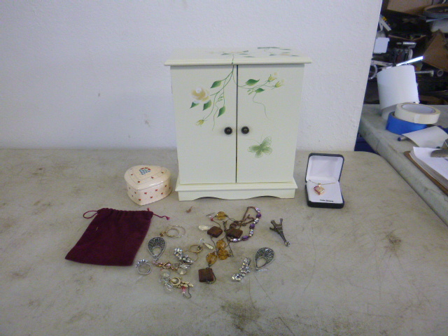 lot 98 image: Jewelry Box