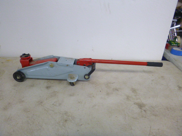 lot 130 image: Larin Floor Jack