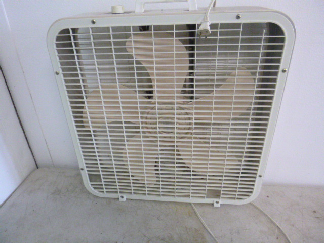 lot 160 image: Lakewood 3 Speed Box Fan