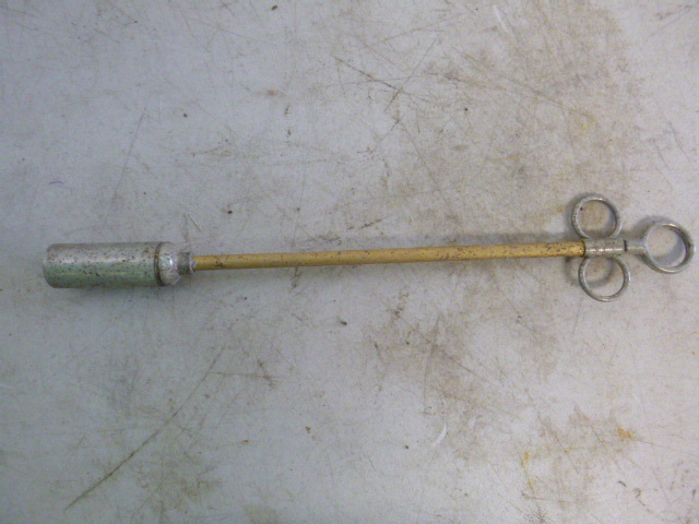 lot 163 image: Cattle Pill Inserter