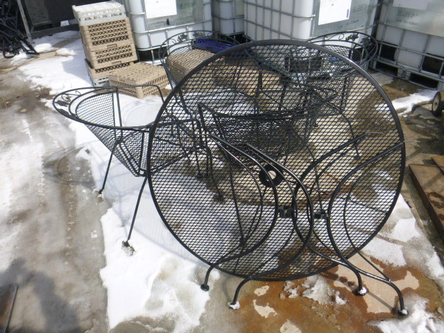 lot 210 image: Patio Set
