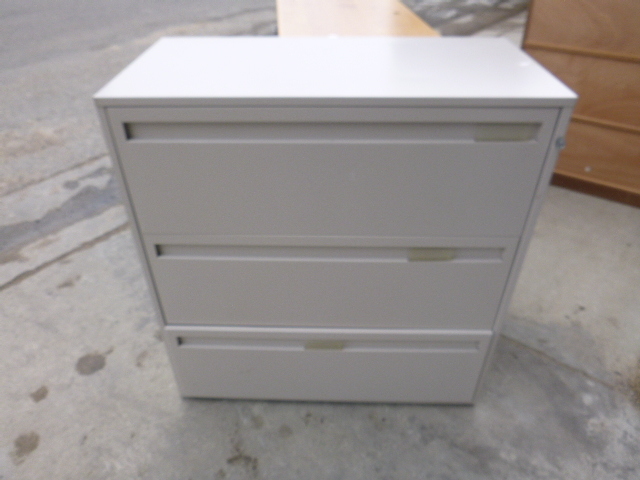lot 235 image: 3 Drawer File Cabinet