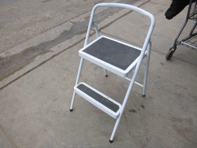 lot 239 image: Samsonite Step Stool