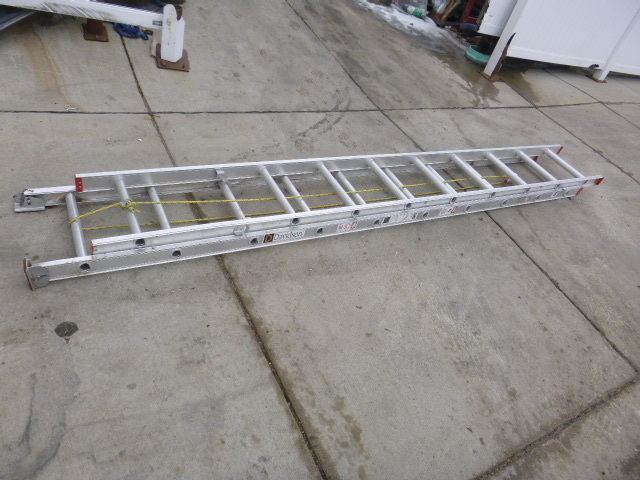lot 242 image: Davidson Aluminum Extension Ladder