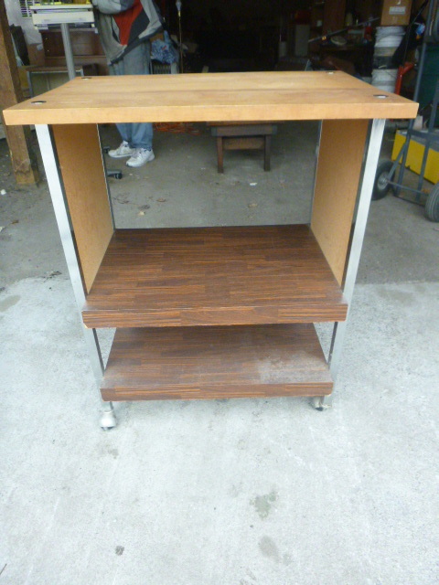 lot 253 image: Microwave Cart