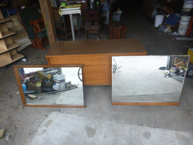 lot 256 image: 6 Drawer Dresser with 2 Mirrors