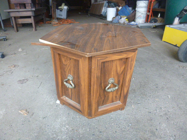 lot 257 image: End Table