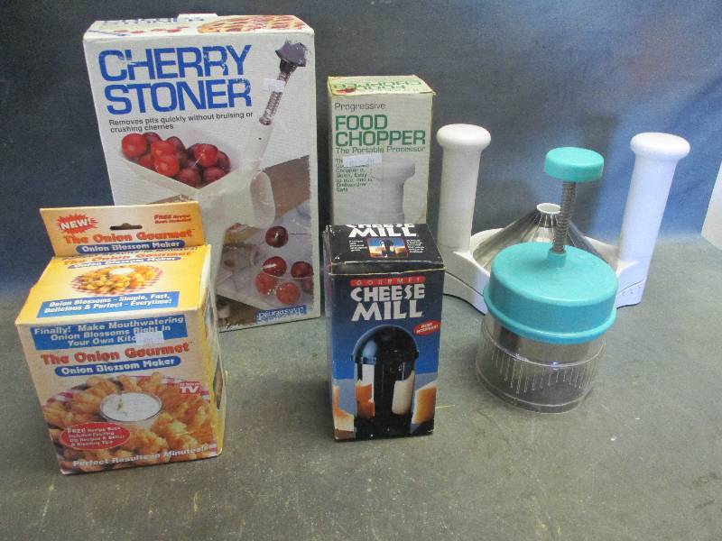 lot 33 image: Kitchen Gagets