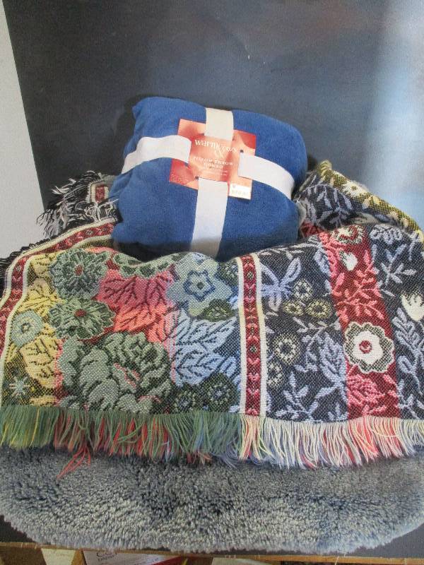 lot 40 image: Bathroom Rub and Throws
