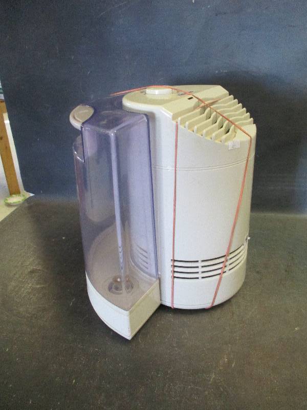 lot 46 image: Holmes Humidifier