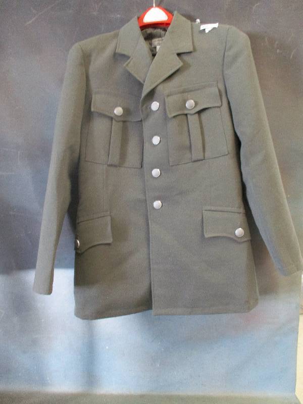 lot 52 image: WWII French Officers Uniform Jacket