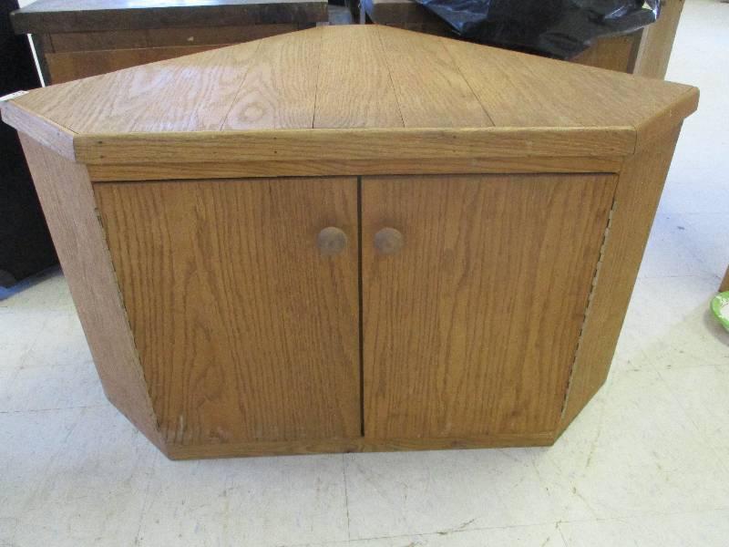 lot 55 image: Oak Corner TV Cabinet