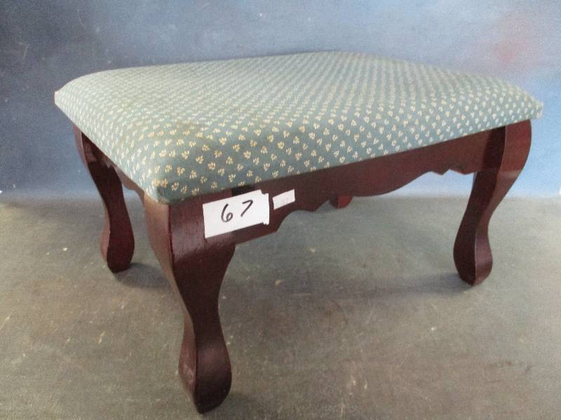 lot 67 image: Foot Stool