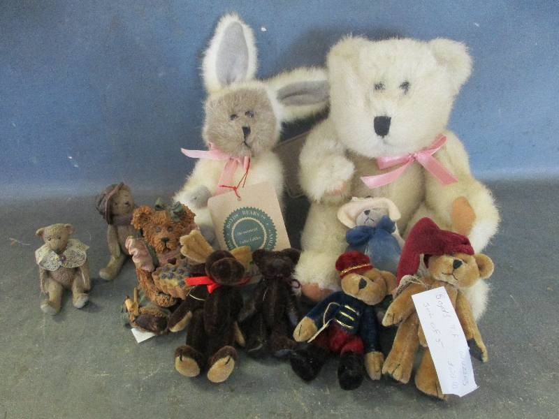 lot 71 image: Boyds Bears Collection