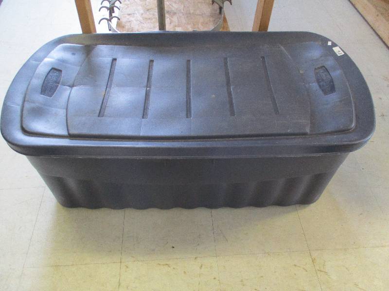 lot 86 image: 50 Gallon Rubbermaid Tote