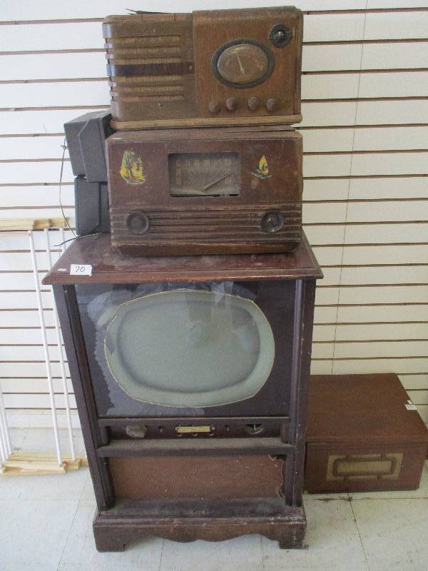 lot 70 image: Antique Radio, Television, and Crank Phonograph