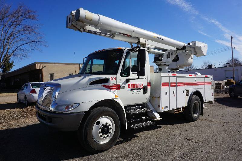2005 International Model 4300 DT466 Diesel Bucket Truck