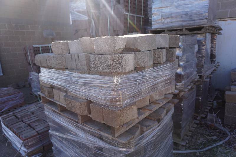Pallet of Anchor 4 Retaining Wall Block With Beveled Edge