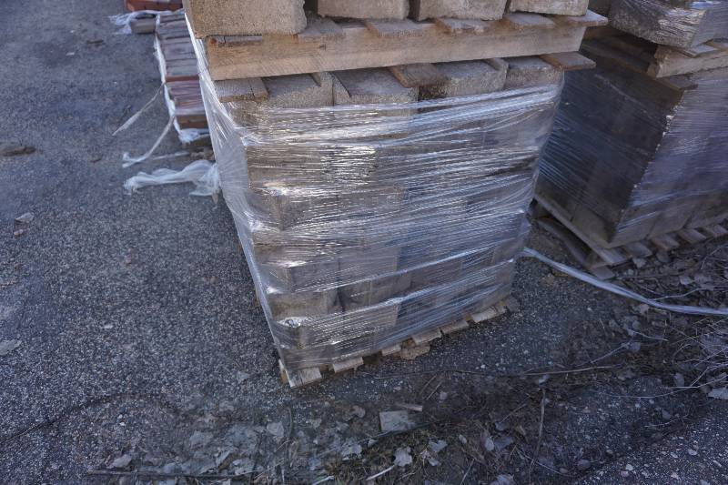 Pallet of Anchor 4 Retaining Wall Block With Beveled Edge