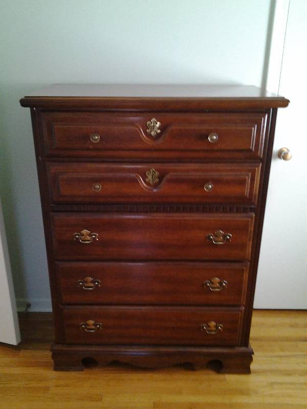 lot 3 image: Bassett Furniture 5-Drawer Chest