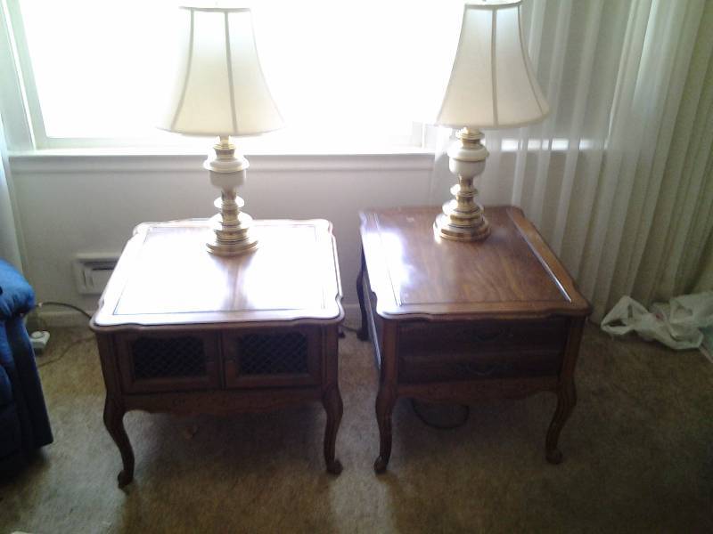 lot 7 image: 2-End Tables And 2-Table Lamps