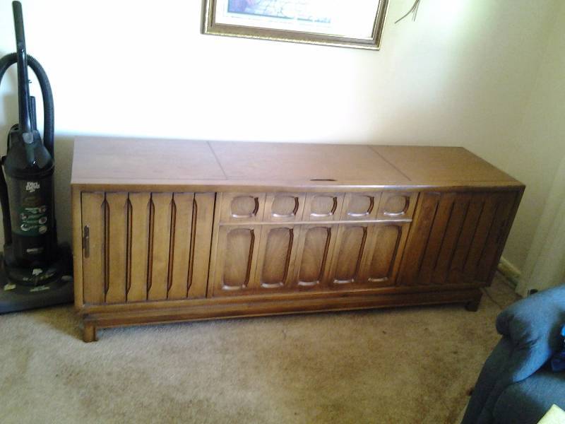 lot 8 image: Vintage Packard Bell Console Stereo 71x19x14
