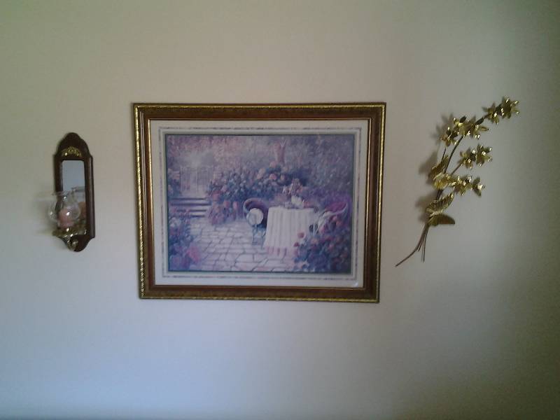lot 10 image: All Wall Decor In Living Room