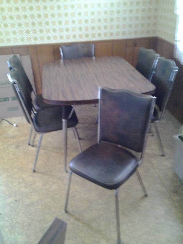 lot 16 image: Formica Kitchen Set Table 36x48 With 12 Inch Leaf & 6-Chairs