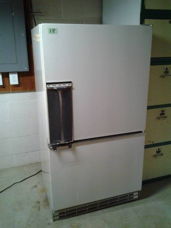lot 18 image: Amana Refrigerator Freezer (Runs--Not Sure How Cold) 32x27x60 Bring Help-Down Stairs