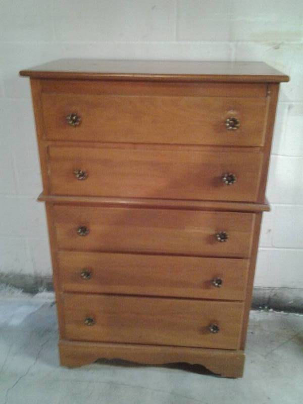 lot 23 image: Nice Little Wood 5 Drawer Chest 30x16x46 (Down Stairs)