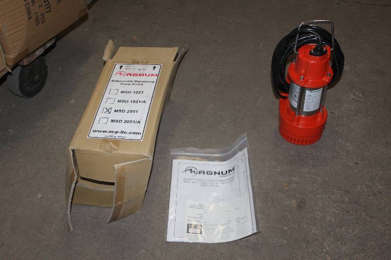 lot 153 image: Magnum Submersible Dewatering Pump in Box w Instructions