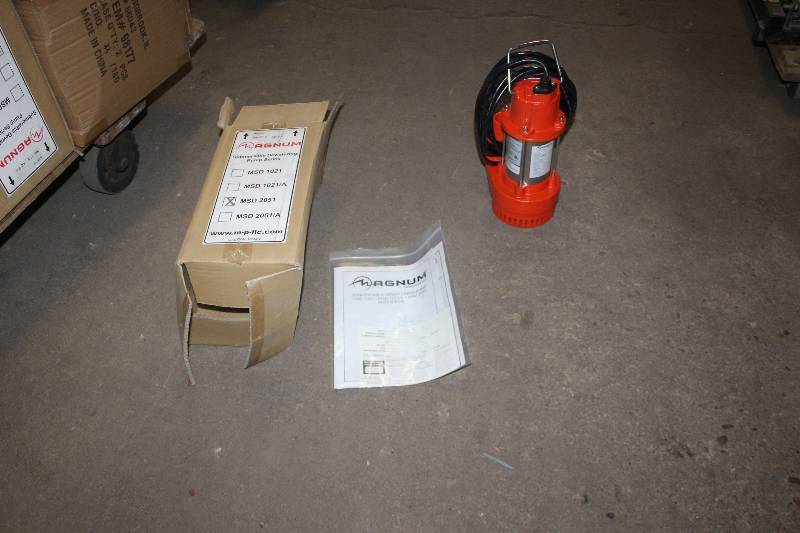lot 154 image: Magnum Submersible Dewatering Pump in Box w Instructions