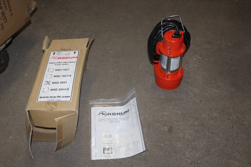 lot 155 image: Magnum Submersible Dewatering Pump in Box w Instructions