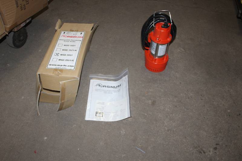 lot 156 image: Magnum Submersible Dewatering Pump in Box w Instructions
