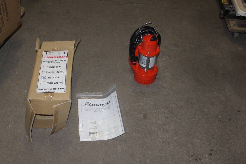 lot 157 image: Magnum Submersible Dewatering Pump in Box w Instructions