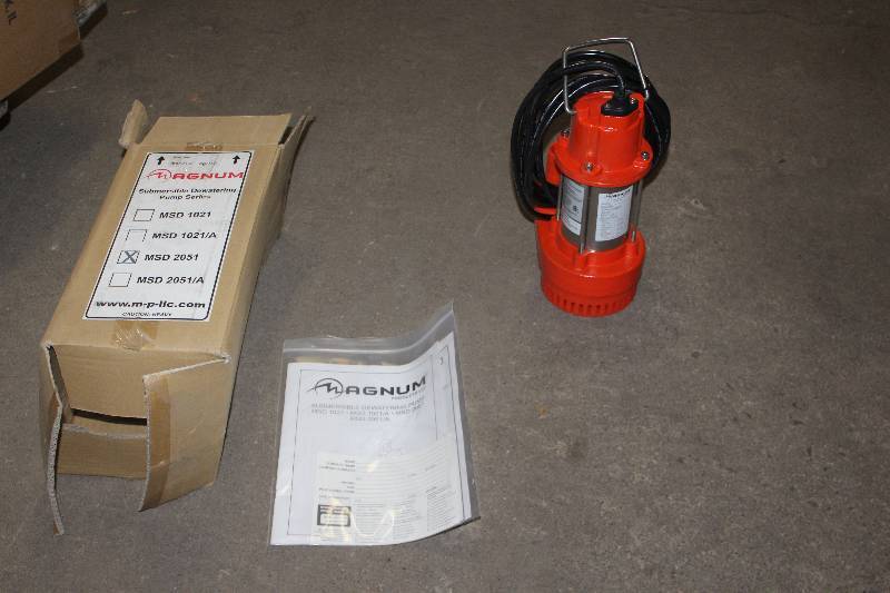 lot 158 image: Magnum Submersible Dewatering Pump in Box w Instructions