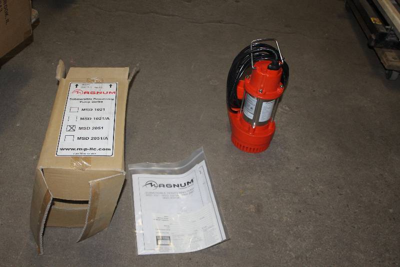 lot 194 image: Magnum Submersible Dewatering Pump in Box w Instructions