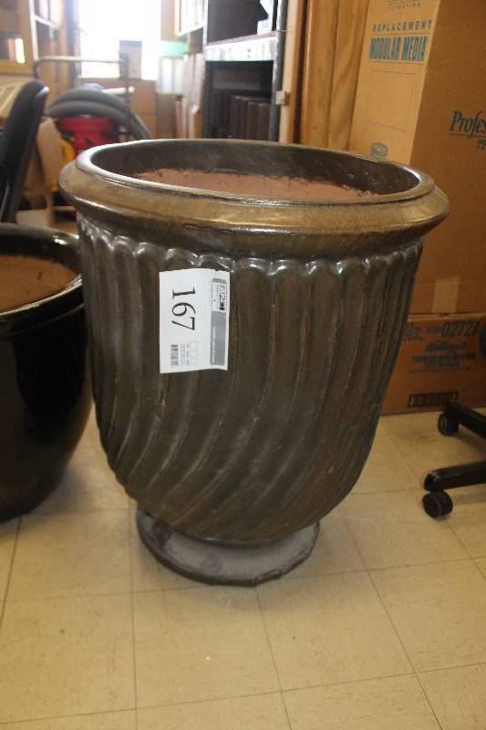 lot 167 image: Large Plant Pot