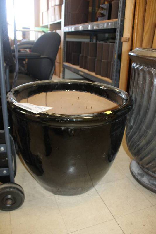 lot 166 image: Large Plant Pot