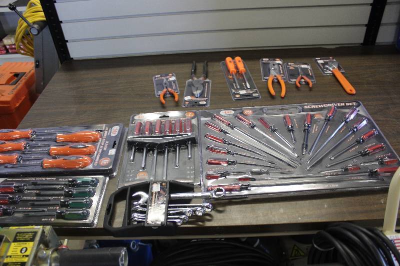 lot 275 image: IIT Hand Tools in Blister Packaging